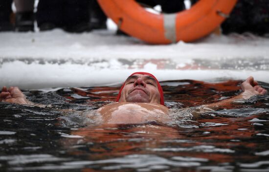 Закаливание на озере Комсомольское в Татарстане