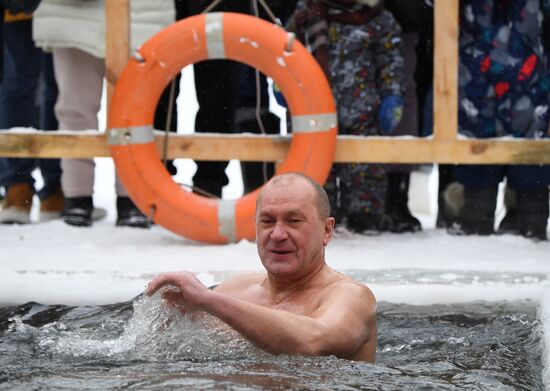 Закаливание на озере Комсомольское в Татарстане