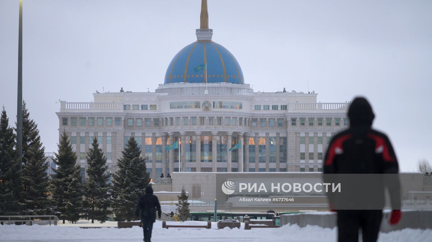 Резиденция президента Казахстана "Акорда" в Нур-Султане и здание "Казмедиа центра"