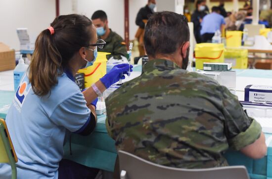 Вакцинация военными граждан Испании