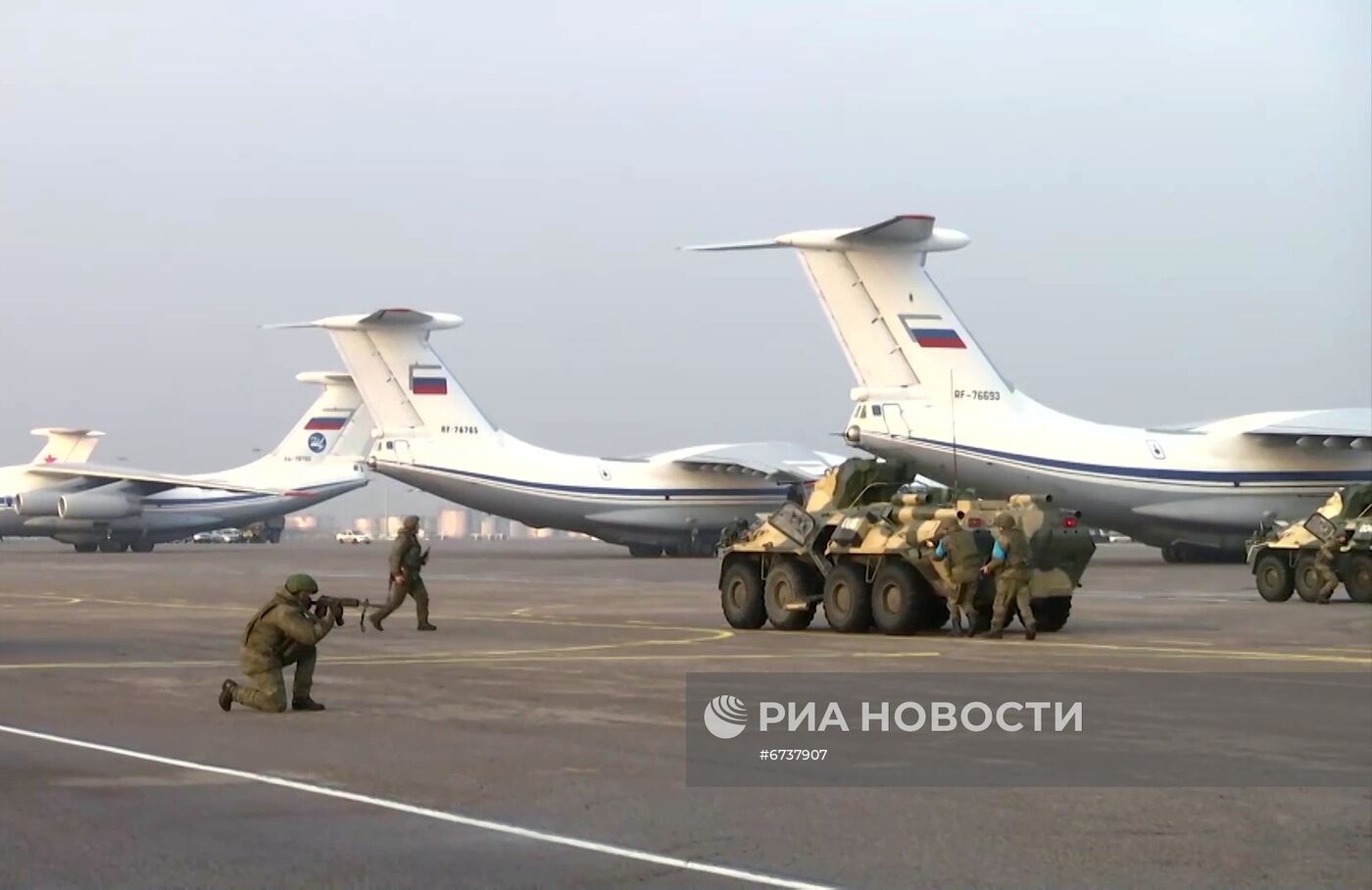 Продолжается переброска основных сил российских миротворцев ОДКБ в Казахстан