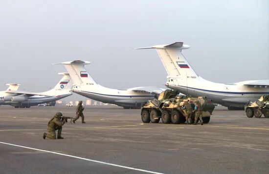 Продолжается переброска основных сил российских миротворцев ОДКБ в Казахстан