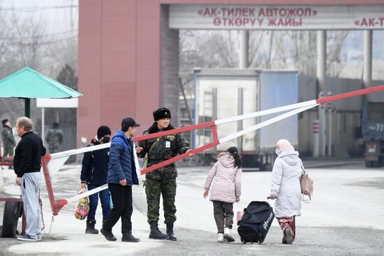 Пункт пропуска "Ак-Тилек автодорожный" на киргизско-казахской границе