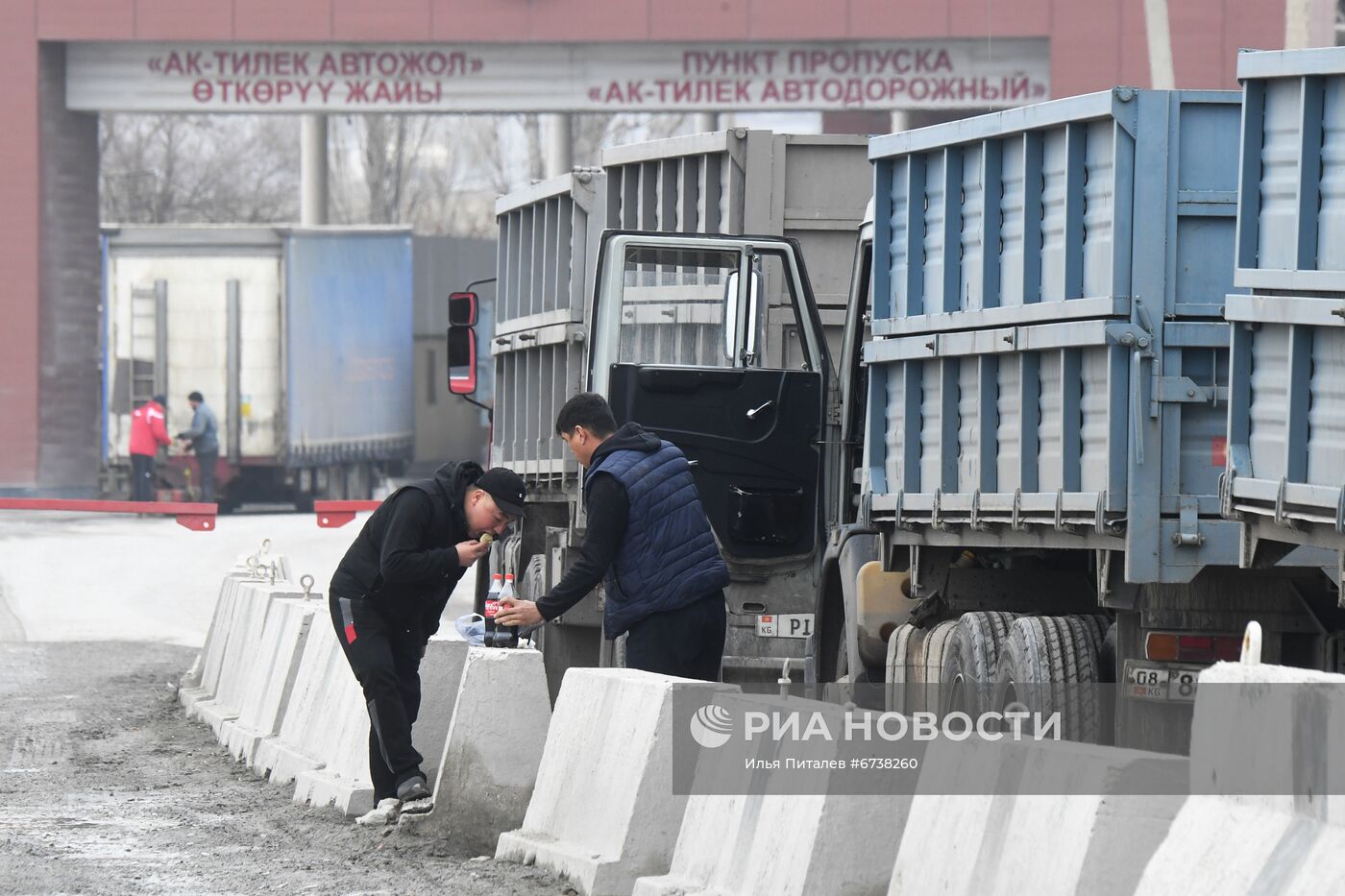 Пункт пропуска "Ак-Тилек автодорожный" на киргизско-казахской границе