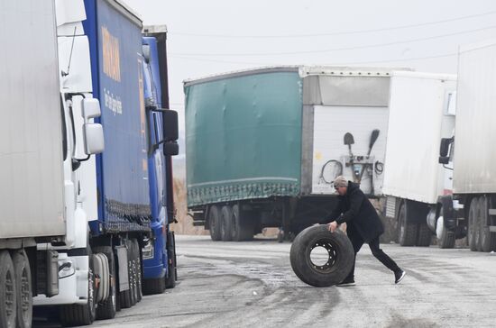 Пункт пропуска "Ак-Тилек автодорожный" на киргизско-казахской границе