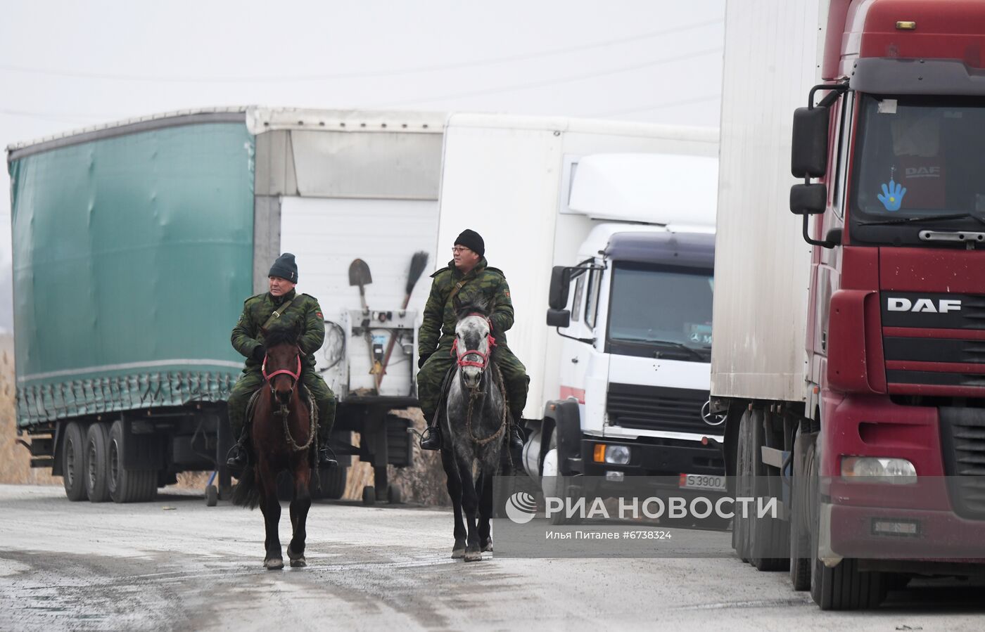 Пункт пропуска "Ак-Тилек автодорожный" на киргизско-казахской границе
