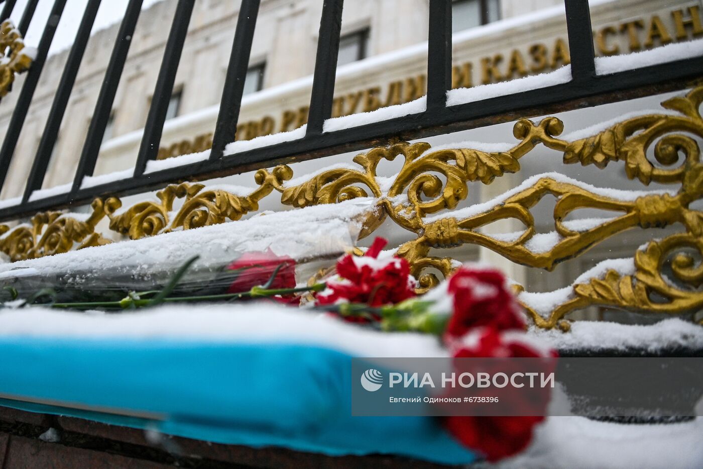 Цветы в память о погибших в массовых беспорядках у посольства Казахстана в Москве