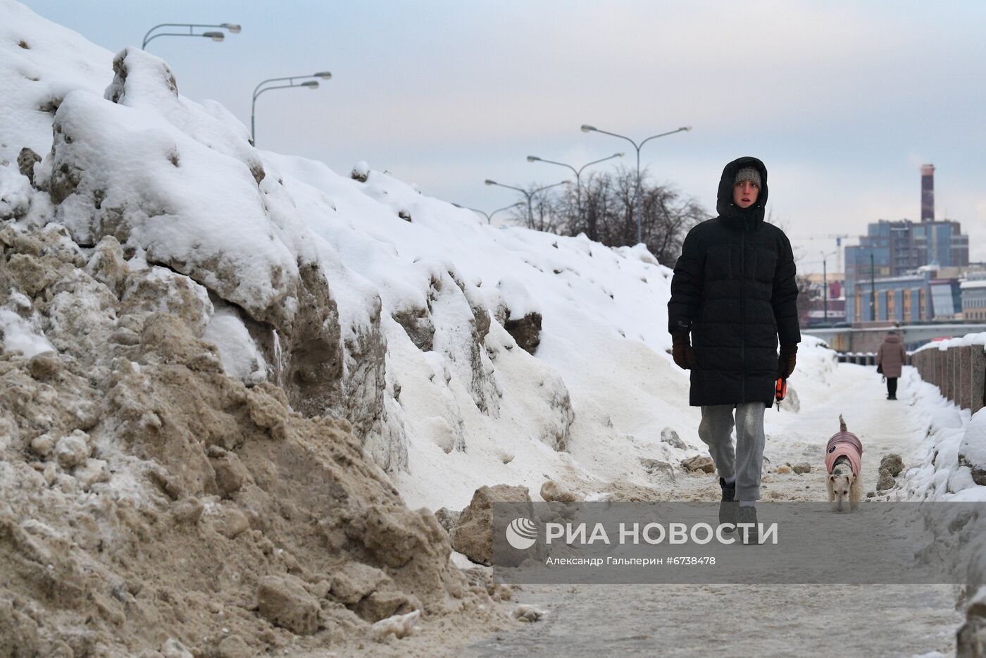 Сугробы на Петроградской набережной в Санкт-Петербурге