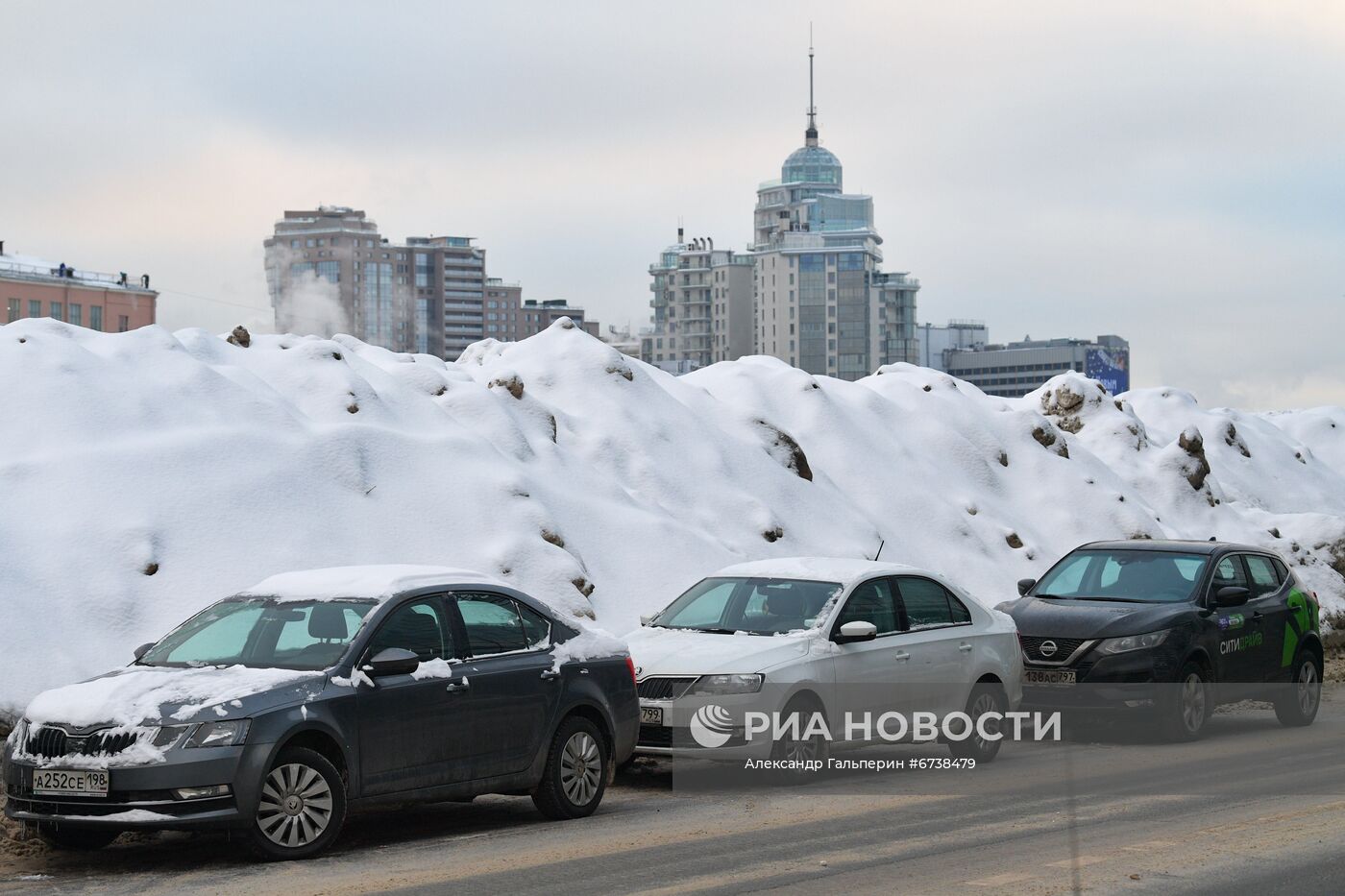 Сугробы на Петроградской набережной в Санкт-Петербурге