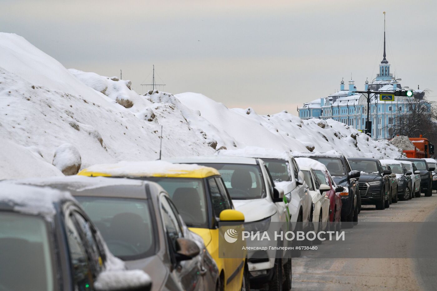 Сугробы на Петроградской набережной в Санкт-Петербурге