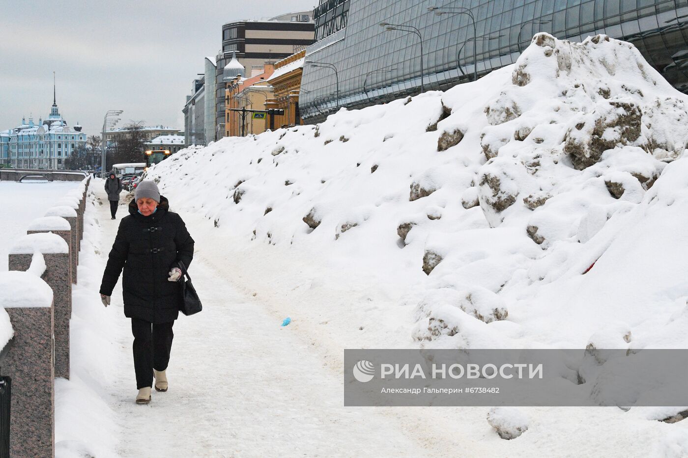 Сугробы на Петроградской набережной в Санкт-Петербурге