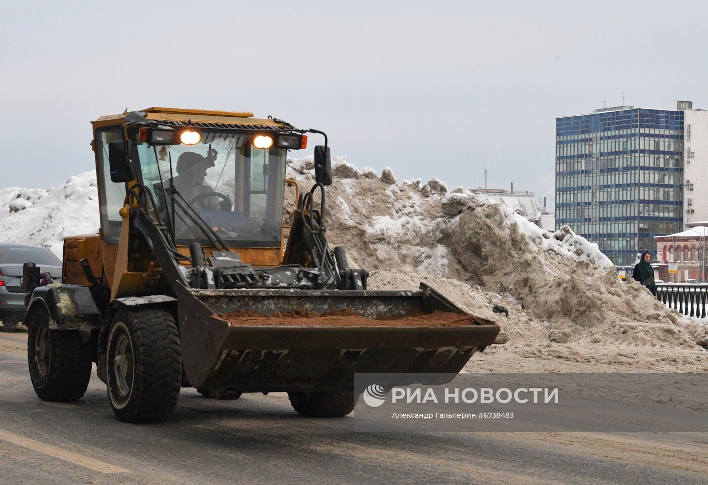 Сугробы на Петроградской набережной в Санкт-Петербурге