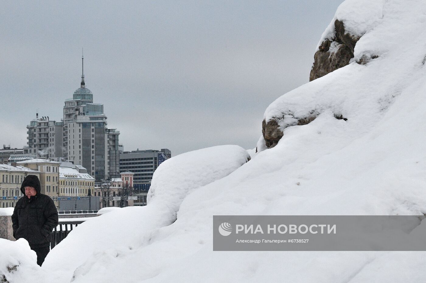 Сугробы на Петроградской набережной в Санкт-Петербурге