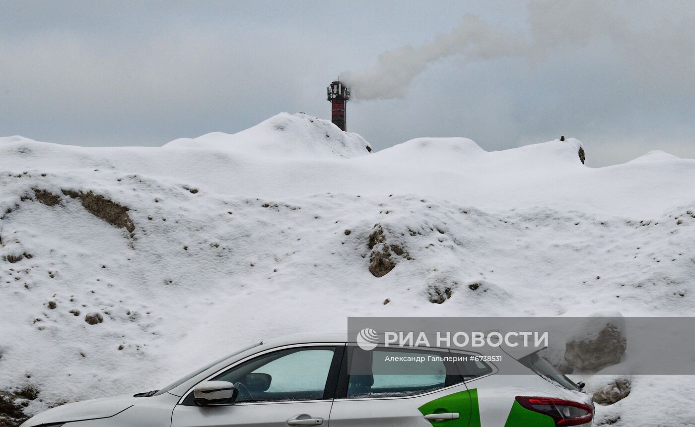 Сугробы на Петроградской набережной в Санкт-Петербурге