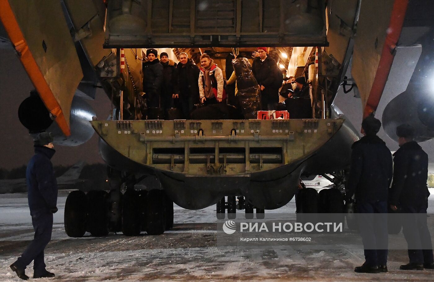 Российские военные эвакуировали граждан РФ и других стран из Казахстана