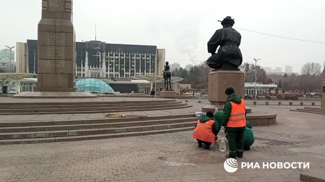 Коммунальщики в Алма-Ате стирают с плитки следы беспорядков
