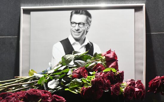 Цветы в память о М. Зеленском