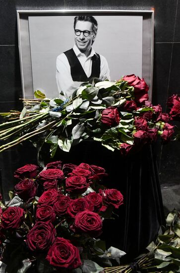Цветы в память о М. Зеленском