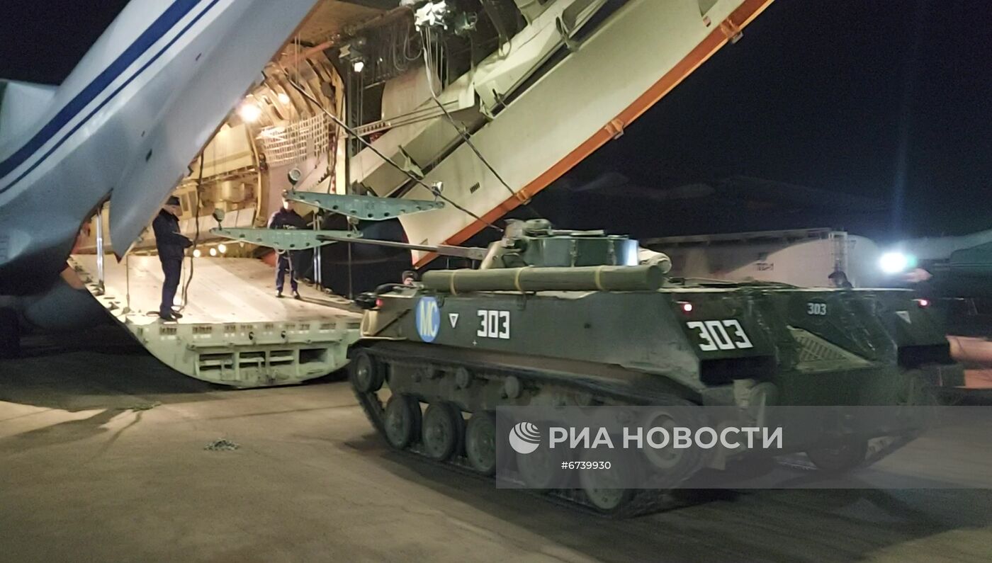 Погрузка военной техники из состава российского контингента миротворческих сил ОДКБ на самолет Ил-76МД военно-транспортной авиации Минобороны России на аэродроме в Казахстане. Стоп-кадр с видео. Место: Казахстан. Вывод миротворческих сил ОДКБ из Казахстана