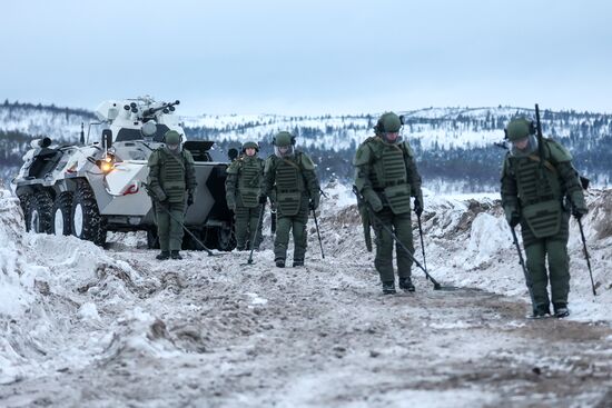 Практические занятия с военнослужащими морского инженерного полка Северного флота