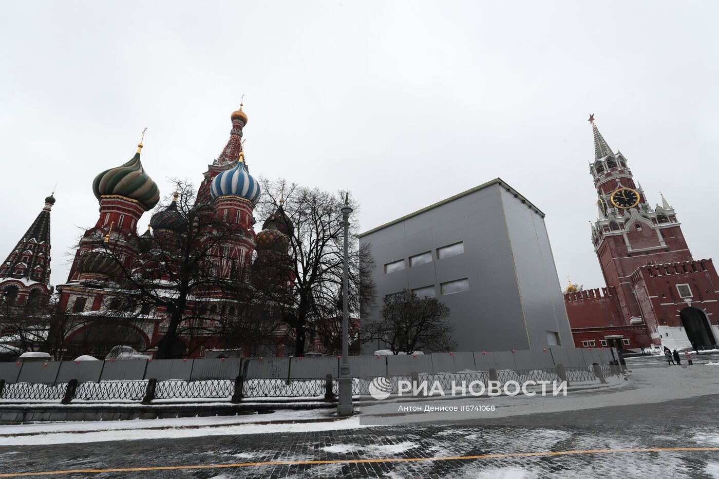 Началась реставрация памятника Минину и Пожарскому на Красной площади