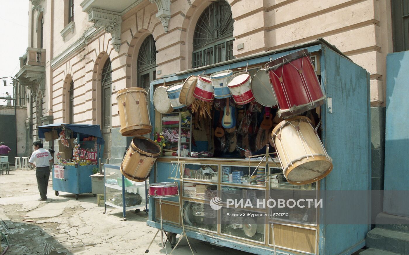 Магазин  музыкальных инструментов в Лиме