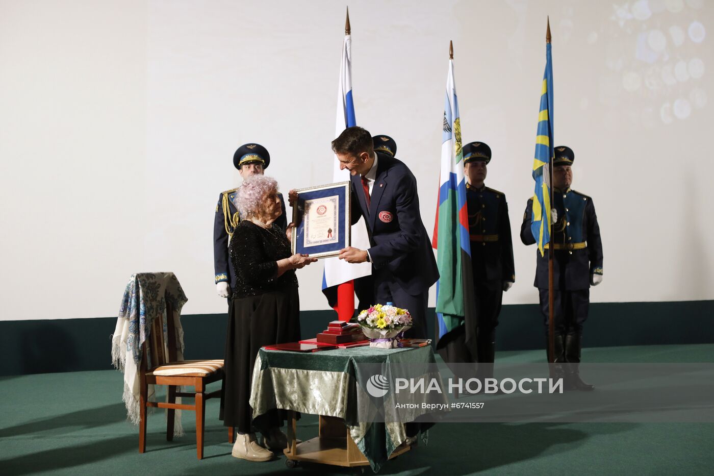 Торжественное поздравление ветерана Великой Отечественной войны со 100-летним юбилеем 
