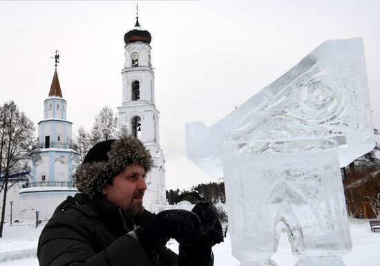 Строительство ледового городка у Раифского мужского монастыря в Татарстане