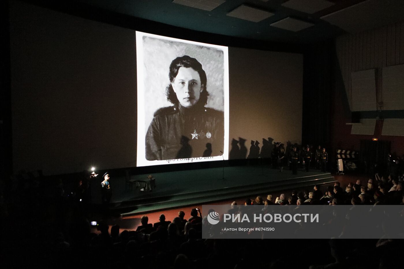 Торжественное поздравление ветерана Великой Отечественной войны со 100-летним юбилеем 