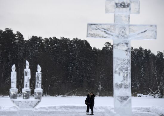 Строительство ледового городка у Раифского мужского монастыря в Татарстане