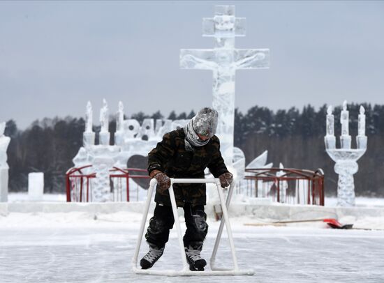 Строительство ледового городка у Раифского мужского монастыря в Татарстане