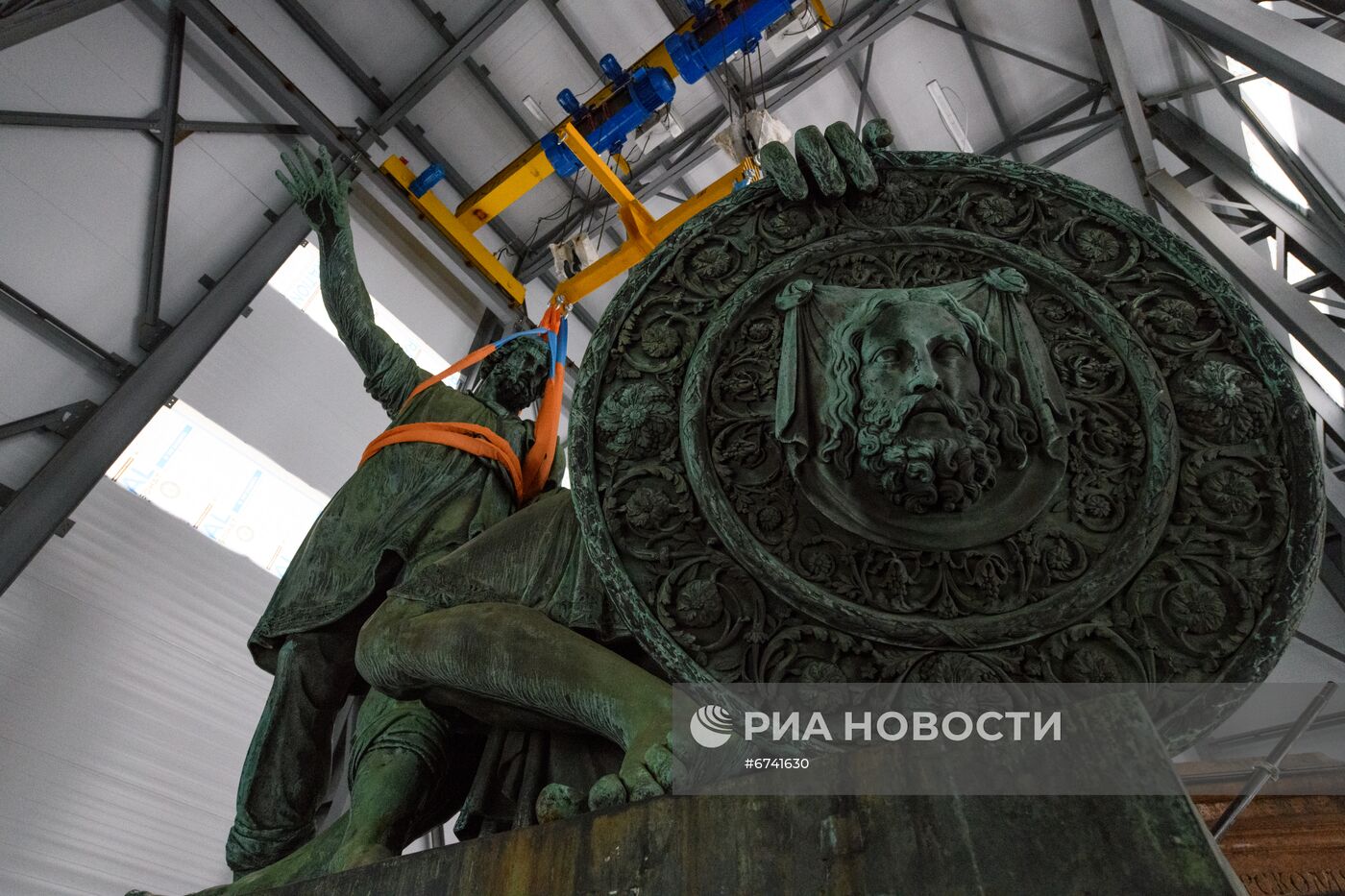 Началась реставрация памятника Минину и Пожарскому на Красной площади