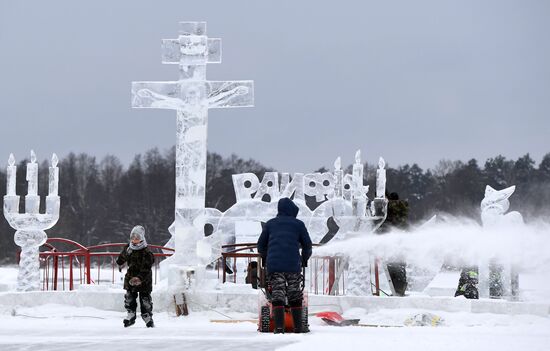 Строительство ледового городка у Раифского мужского монастыря в Татарстане