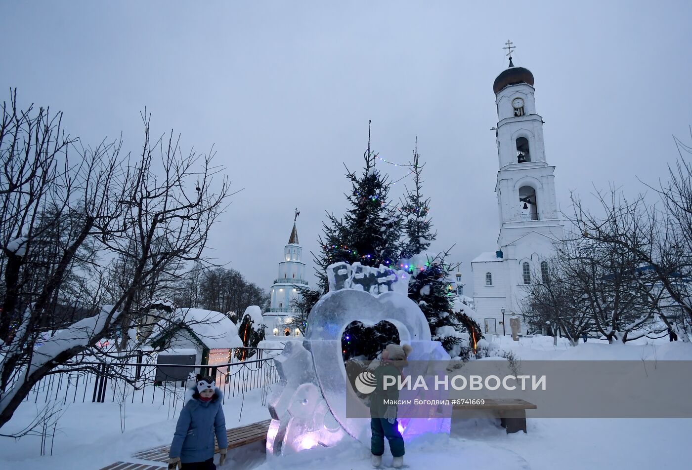 Строительство ледового городка у Раифского мужского монастыря в Татарстане