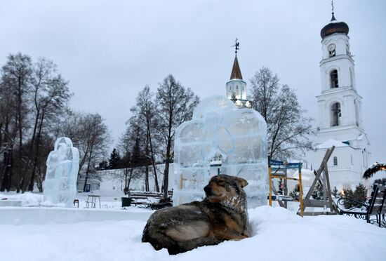 Строительство ледового городка у Раифского мужского монастыря в Татарстане