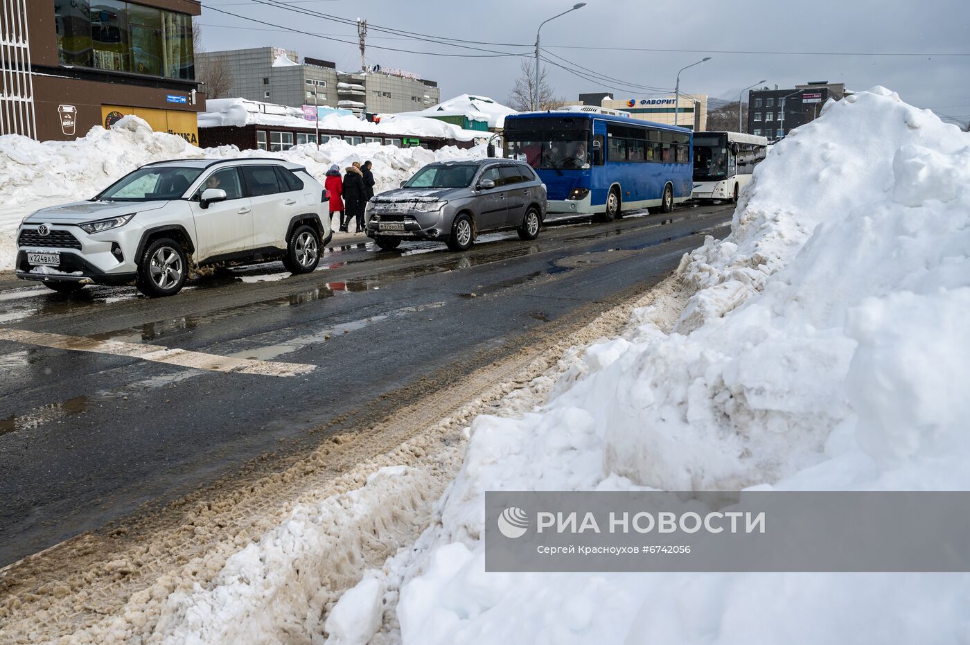 Последствия снежного циклона в Южно-Сахалинске