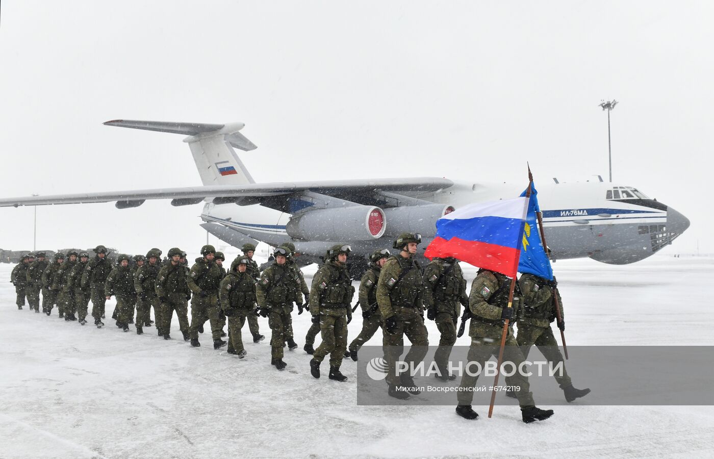 Прилет российских миротворцев из Казахстана на аэродром Чкаловский