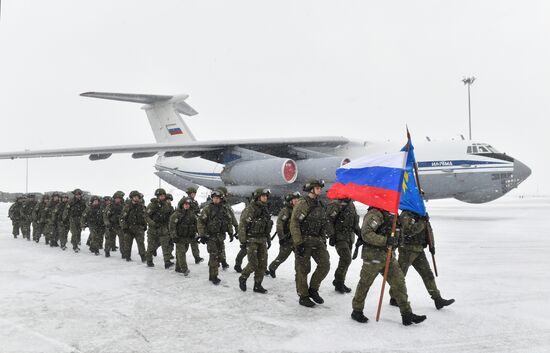 Прилет российских миротворцев из Казахстана на аэродром Чкаловский