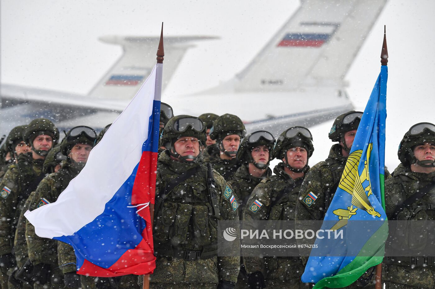 Прилет российских миротворцев из Казахстана на аэродром Чкаловский