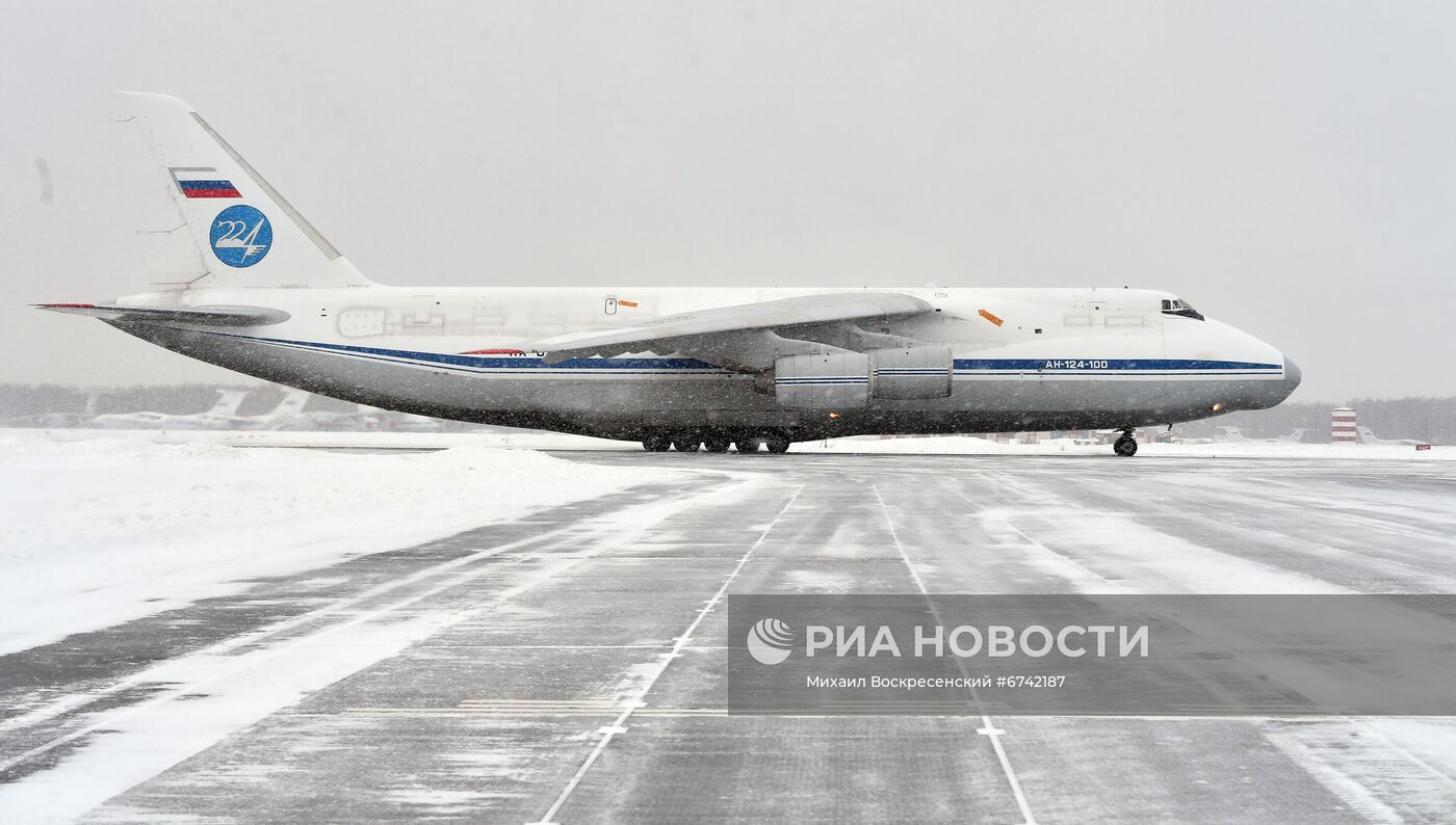 Прилет российских миротворцев из Казахстана на аэродром Чкаловский