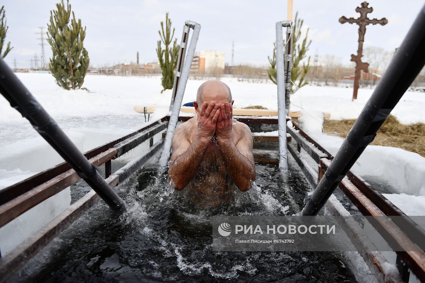 Празднование Крещения в регионах России