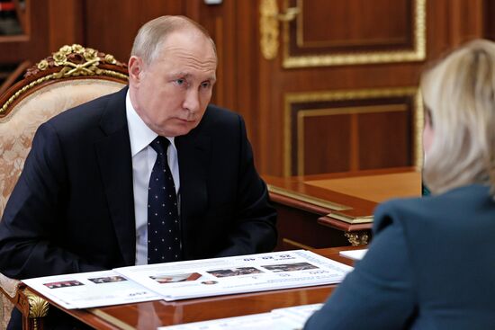 Президент РФ В. Путин провел встречу с министром культуры РФ О. Любимовой