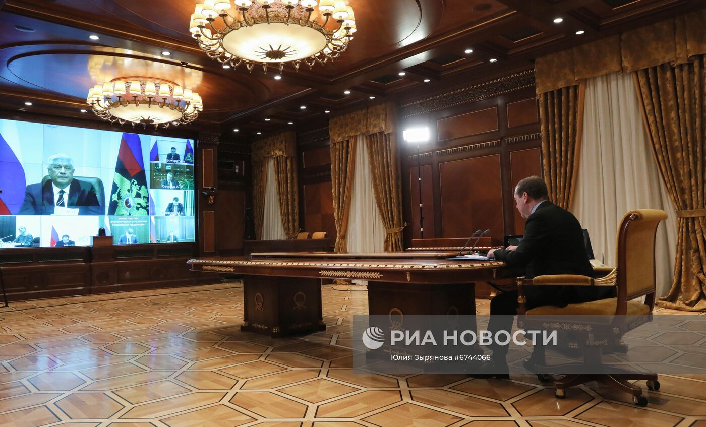 Заместитель председателя Совбеза РФ Д. Медведев провел совещание по качеству госуправления и предоставления госуслуг в сфере миграции
