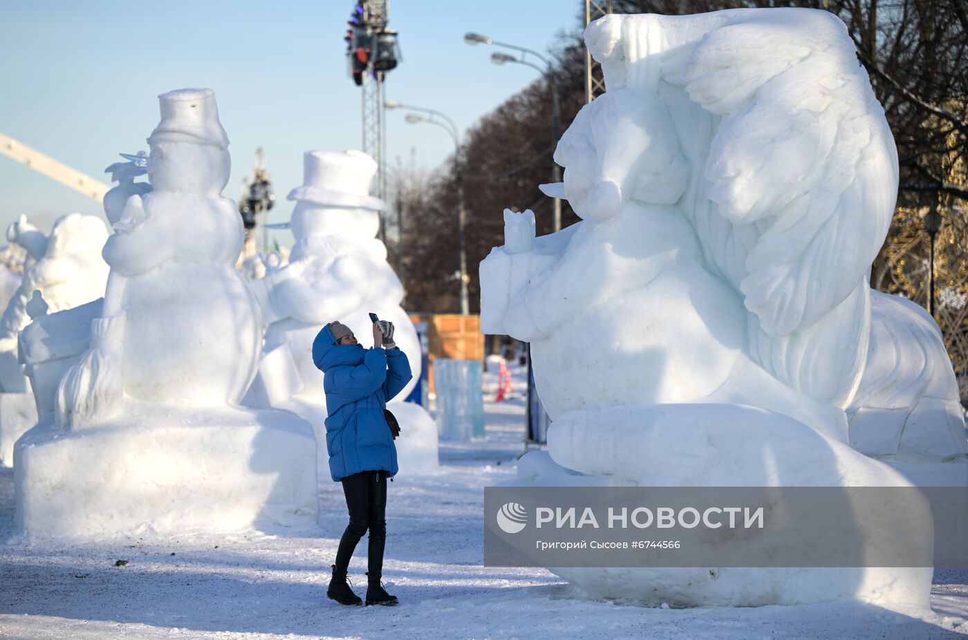 Международный фестиваль скульптур из снега и льда в Москве