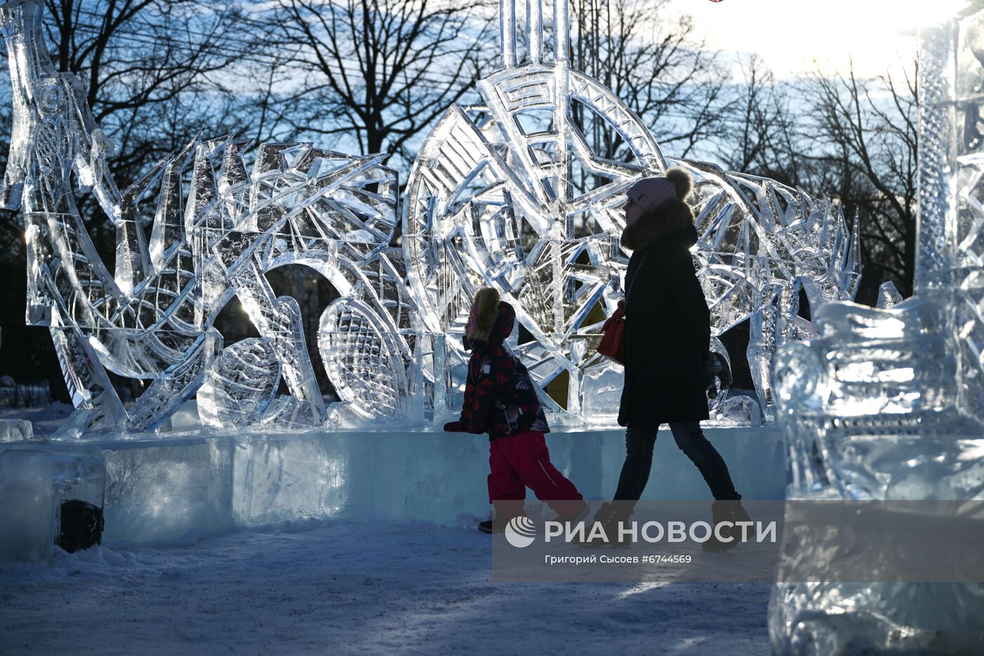 Международный фестиваль скульптур из снега и льда в Москве