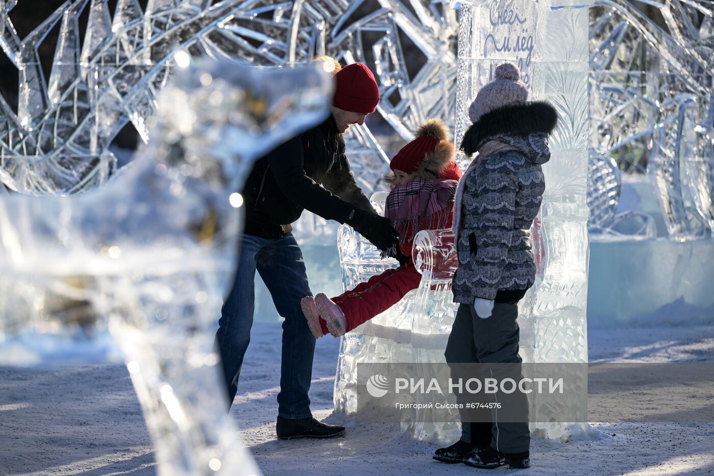 Международный фестиваль скульптур из снега и льда в Москве