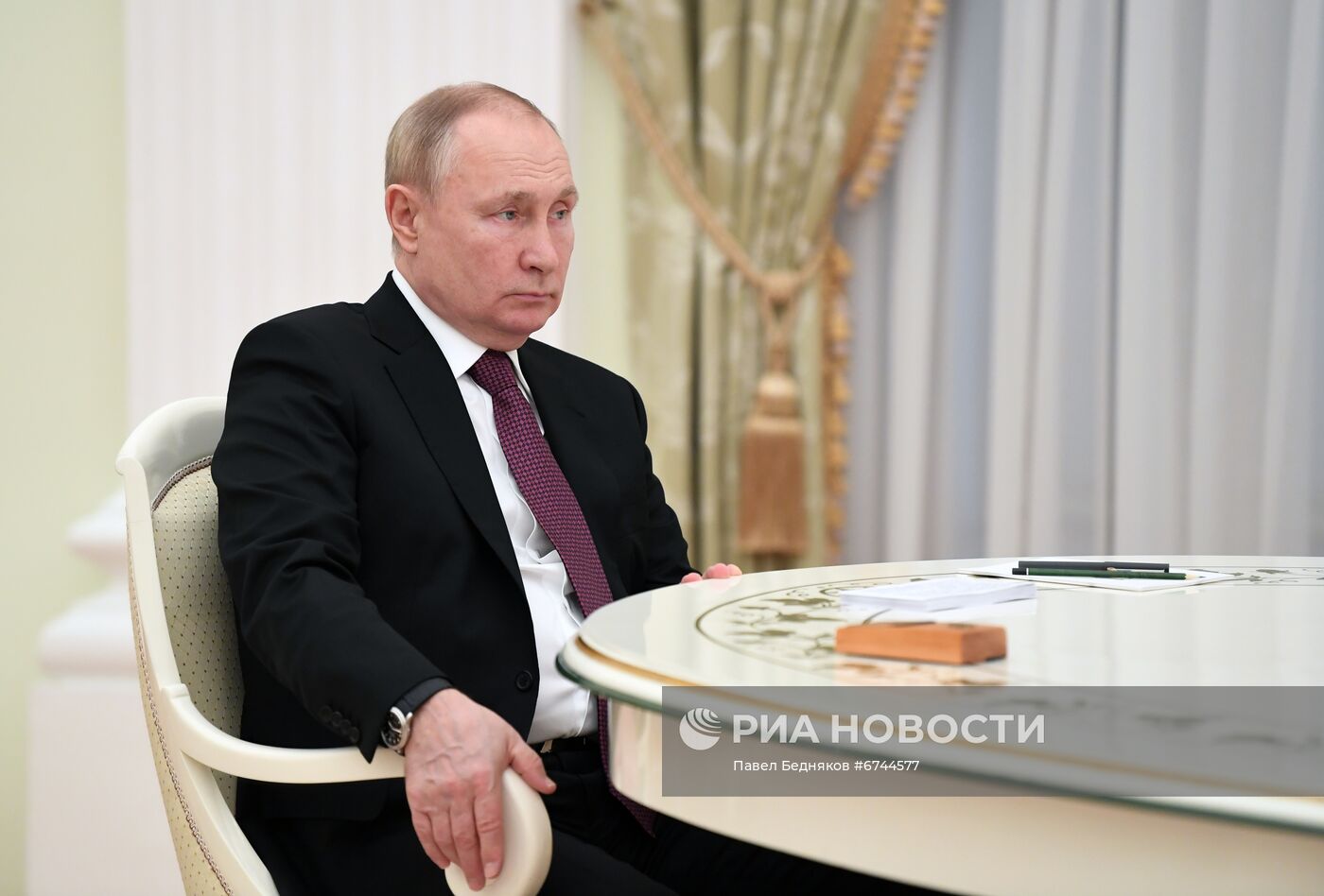 Встреча президента РФ В. Путина с президентом Ирана Э. Раиси