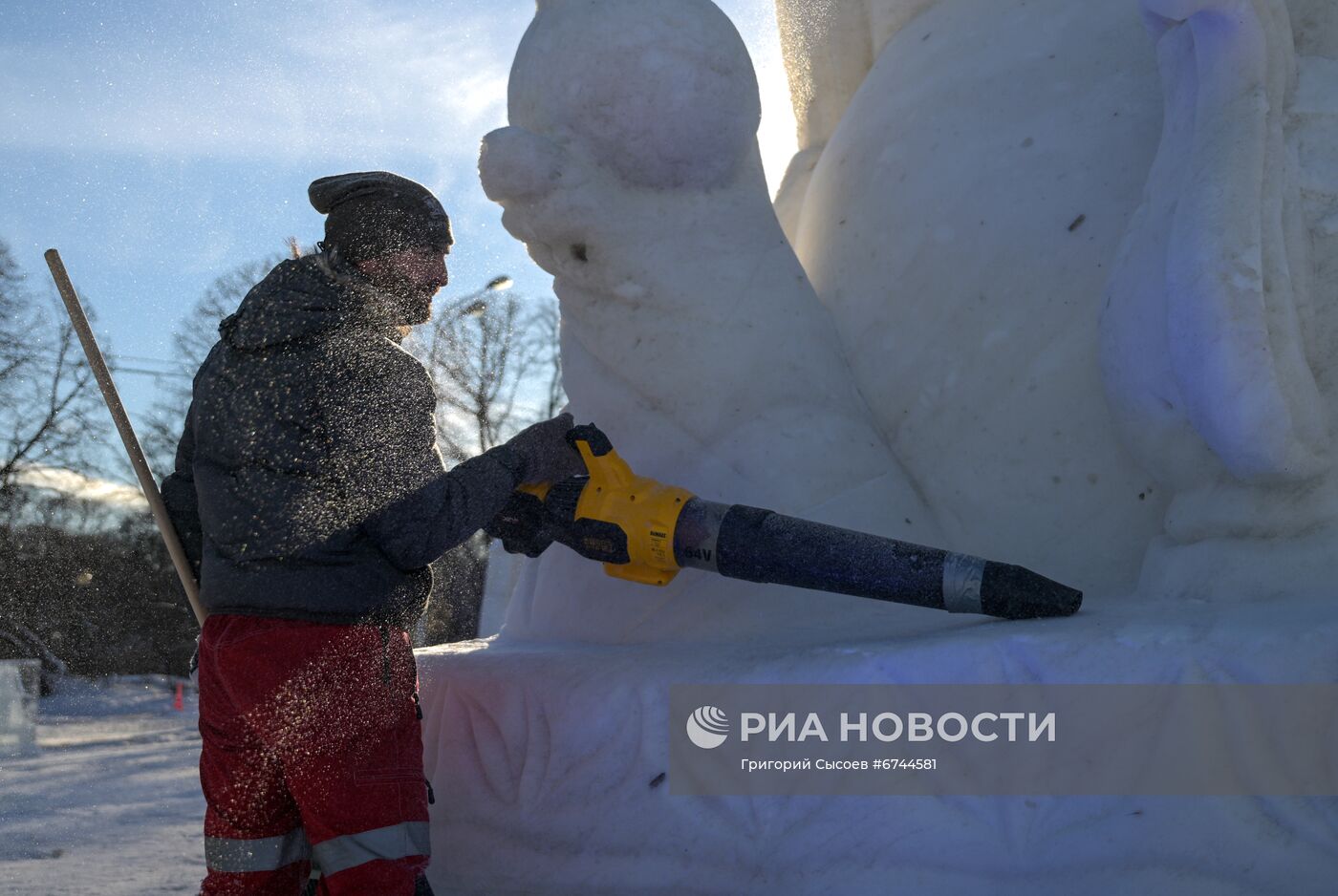 Международный фестиваль скульптур из снега и льда в Москве