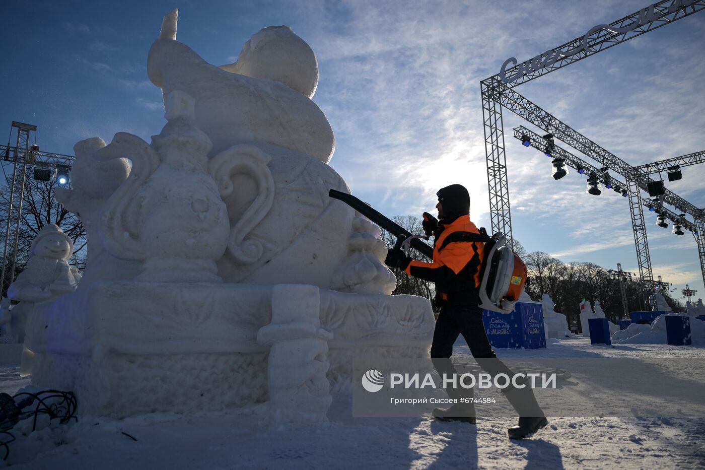 Международный фестиваль скульптур из снега и льда в Москве