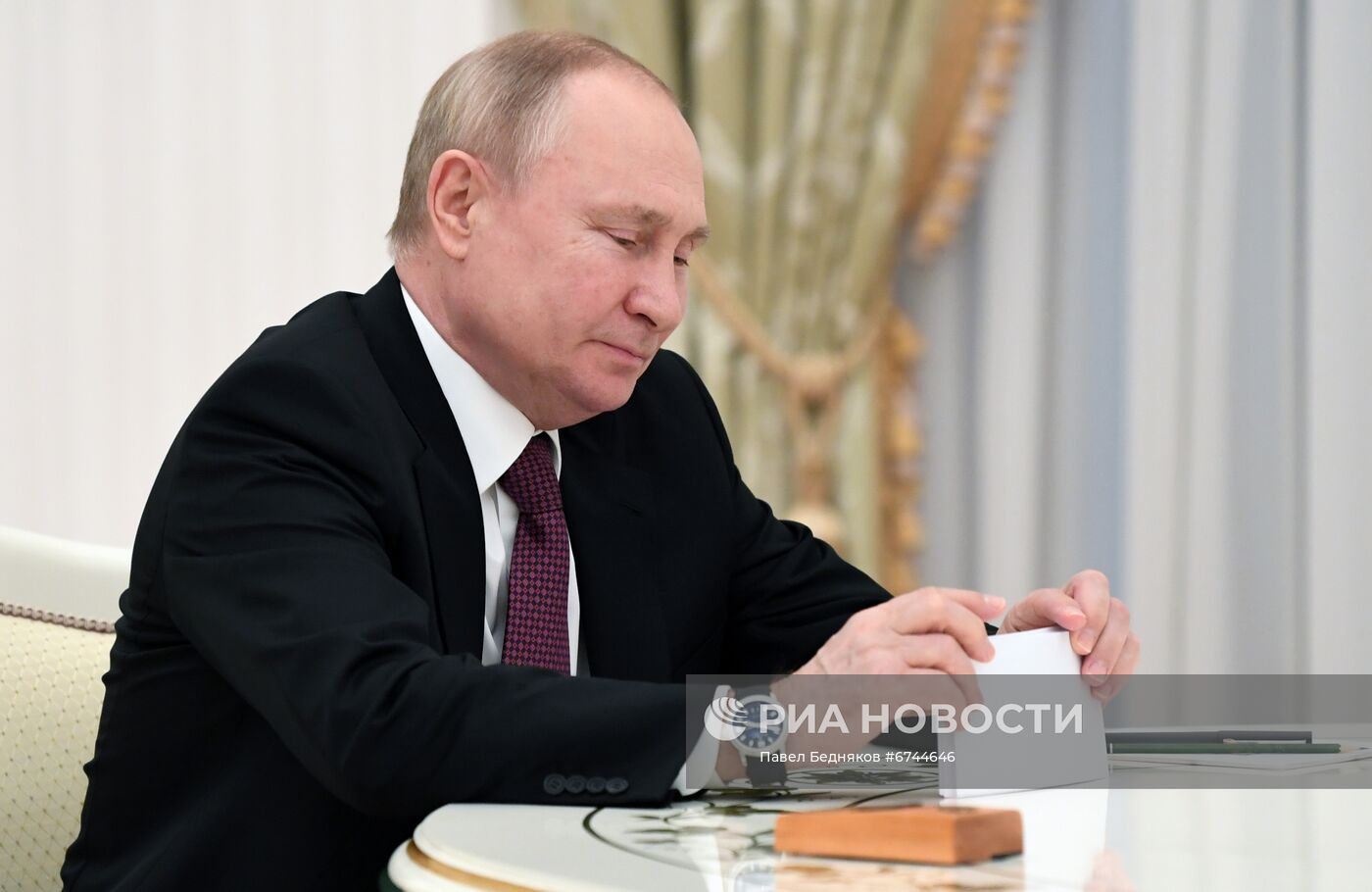 Встреча президента РФ В. Путина с президентом Ирана Э. Раиси